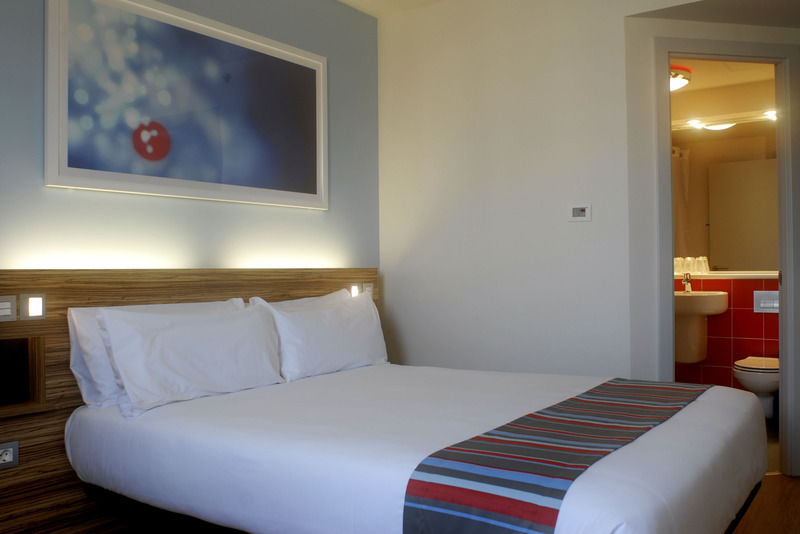 Travelodge Manchester Central Экстерьер фото