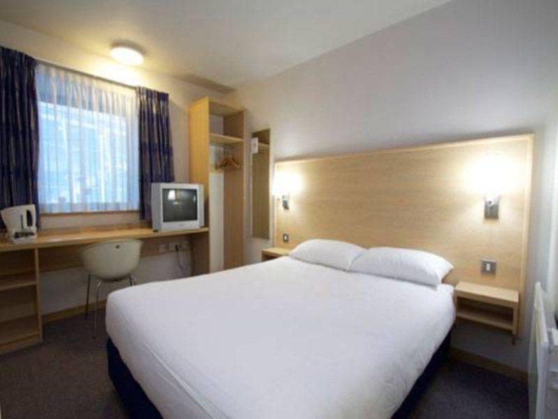 Travelodge Manchester Central Экстерьер фото